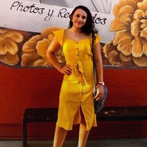 Selling beautiful yellow summer dress